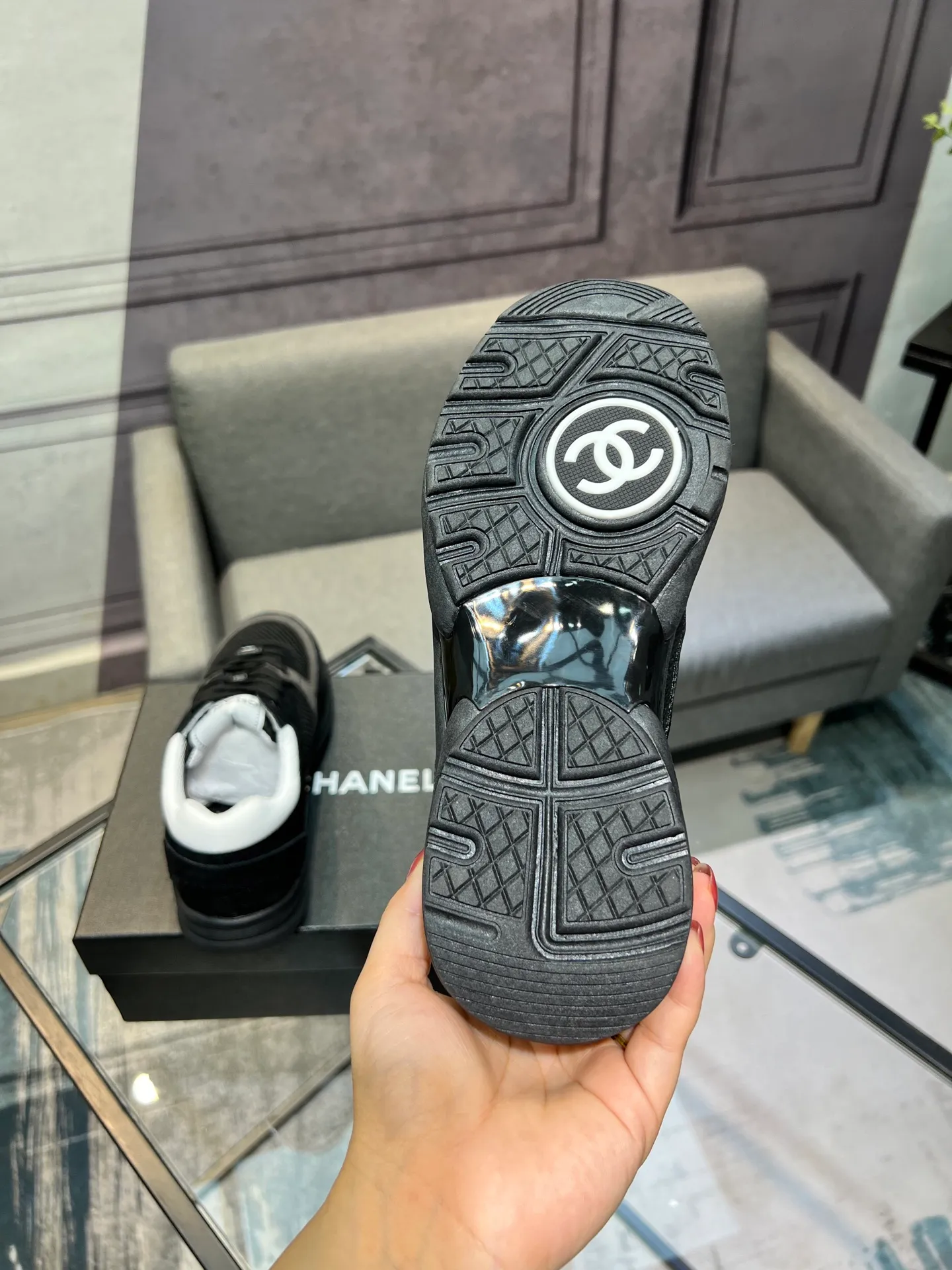 Men's men's shoes 💰620 Exclusive real shot (top version) CHANEL Chanel 2025ss color matching thick-soled casual sports shoes and sneakers. The counter is synchronized. The counter is very popular. A shoe that is very difficult to buy. The most popular thick-soled panda shoes on the Internet. It can be imagined that Xiaoxiang control can't miss it. It has both good looks and comfort. Simple and versatile white shoes. The thick sole increases the height and is super versatile. Close your eyes and wear it. Whoever wears it will look better. Upper: calfskin Lining: imported sheepskin lining Outsole: TPU original outsole Size: 35-44 (customized for women 41 and 40, and 45 for men)